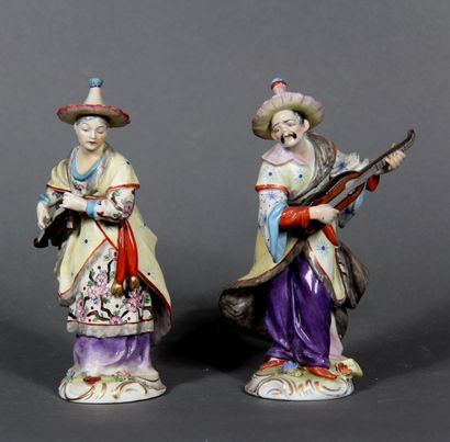 null Ecole Allemande moderne. 

Chinois musiciens.

Paire de sculpture en porcelaine...