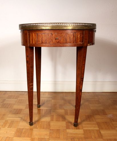 null Veneer table with two drawers and two pulls in the belt, sheath legs, white...