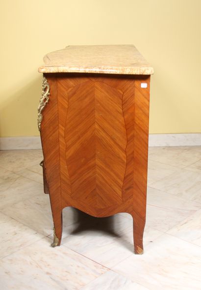 null A Louis XV style curved chest of drawers in veneered wood with inlaid flowers,...