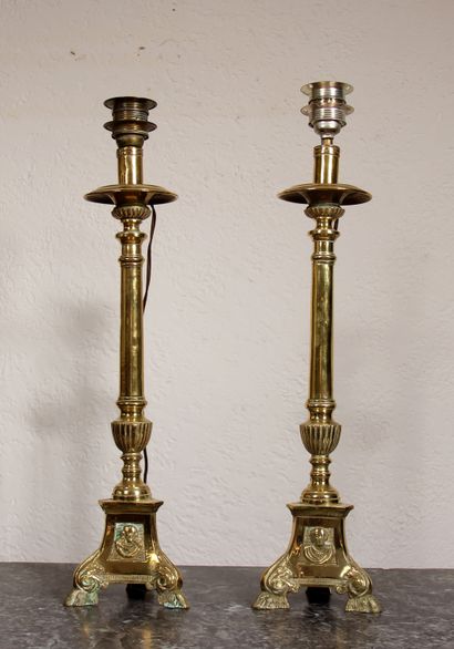 null Paire de piques-cierges montés en lampe en bronze

H totale : 58 cm.