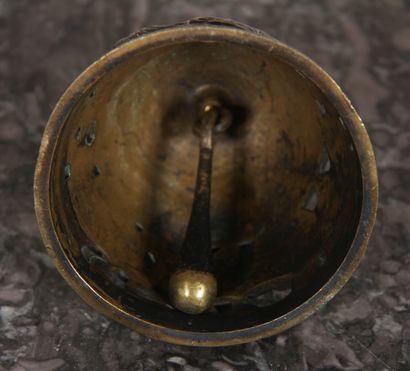 null Bronze bell

H : 12,5 cm.