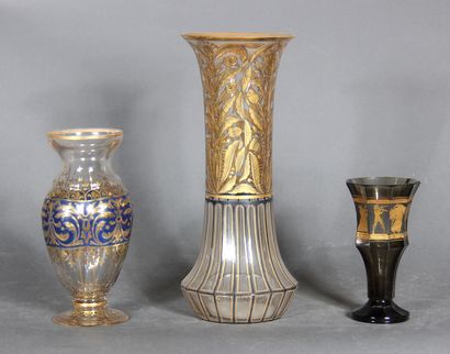 null Lot de trois vases en verre à décor de feuillage et personnages dorés. 

H du...