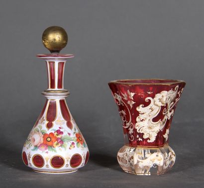 null Lot : 

- A small red transparent glass vase with white enamelled and gilded...