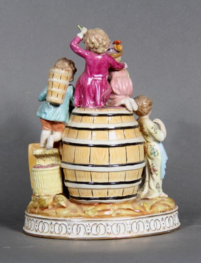 null Ecole moderne.

Putti s'amusant autour d'une barique de vin. 

Groupe en porcelaine...