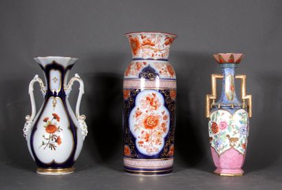 null Lot de trois vases :

- vase rouleau à col évasé en porcelaine polychrome à...