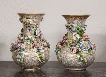 null Jacob PETIT

Pair of white porcelain baluster vases with gilding and flowers...