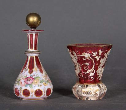 null Lot : 

- A small red transparent glass vase with white enamelled and gilded...