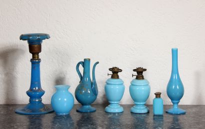 null Lot de flacons, vases, bougeoirs, pieds de lampe dépareillés en opaline ble...