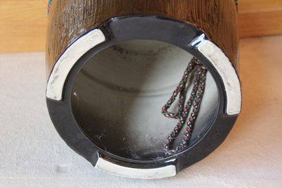 null Paire de tabourets tambour en céramique vernissée noire à frise cordon polychrome

H...