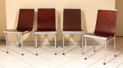 null Quatre chaises en bois courbé et métal chromé

H : 86,5 L : 39,5 P : 40 cm....