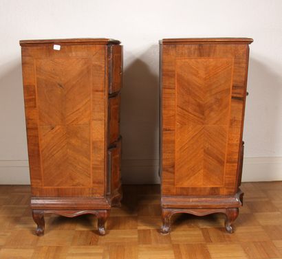 null Pair of small veneered commodes with three drawers, foreign work

H : 75 W :...