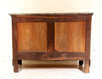 null Commode en placage d'acajou et bois teinté à quatre tiroirs, plateau en marbre...