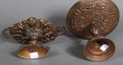 null Lot : 

- petit présentoir à deux anses en bronze patine marron à décor de mascaron...