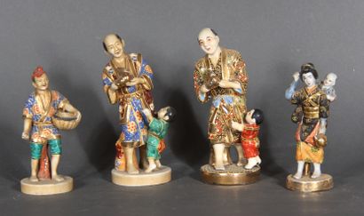 null Quatre statuettes en porcelaine polychrome et dorée, Japon. 

H du plus grand...