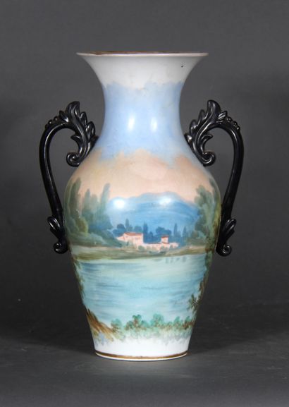 null Vase balustre à deux anses en porcelaine polychrome à décor de cueillette de...