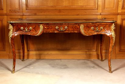 null Rectangular desk in rosewood veneer in filleted frames, opening with three drawers...