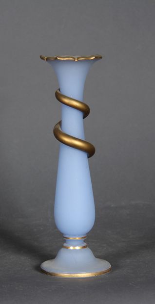 null Vase tulipe en verre mate bleu gris liseré doré et élément torsadé en relief,...