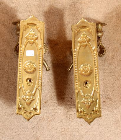 null A pair of bronze sconces decorated with putti holding a light arm

H : 29 c...
