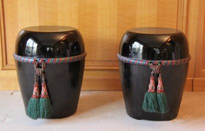 null Pair of black glazed ceramic drum stools with polychrome cord frieze

H : 52...