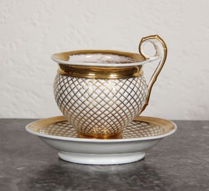 null White porcelain cup and saucer with golden grid

Total height: 12 cm. (wear...