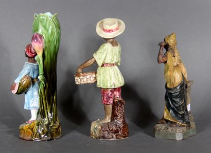 null Trois groupes en céramique polychrome à décor de personnages formant vase et...