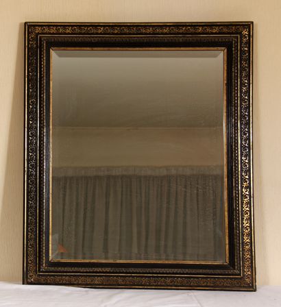 null Glace rectangulaire en bois noirçi et doré, miroir biseauté.

73 x 62,5 cm.