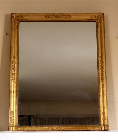 null Glace rectangulaire en bois stuqué doré ) décor de palmettes

120 x 97 cm. (éclats...