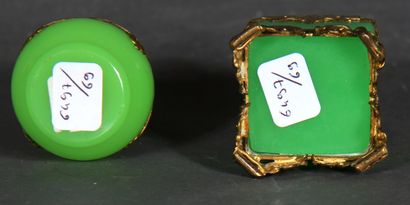 null Deux flacons cubique et balustre en verre opalin vert, monture en laiton ajouré,...