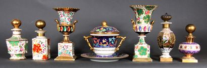 null Lot : 

- deux vases Médicis sur socle cubique en porcelaine polychrome et dorée.

H...