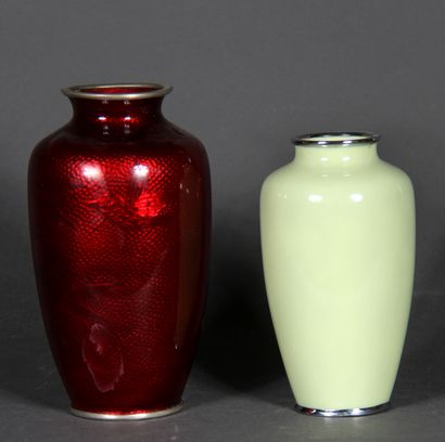 null Deux vases en métal, émaillés, vert pâle et rouge à décor encloisonné de fleurs....