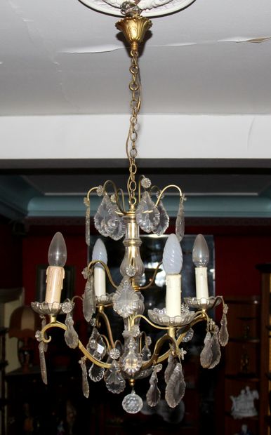 null Metal chandelier with four lights

H : 82 D : 40 cm.