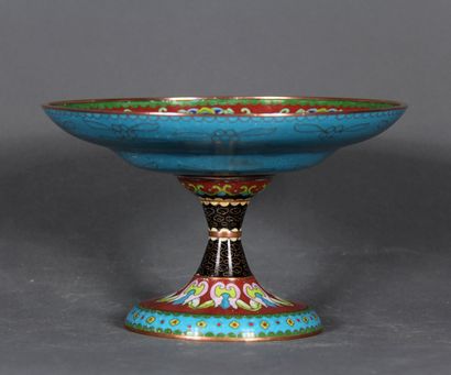 null Coupe sur piédouche en métal cloisonné en décor de feuillage stylisé, Chine...