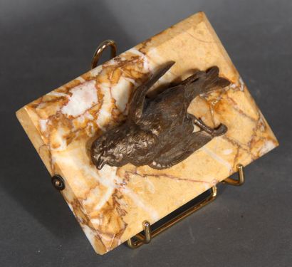 null Paperweight representing a dead bird in brown patinated bronze on a veined marble...