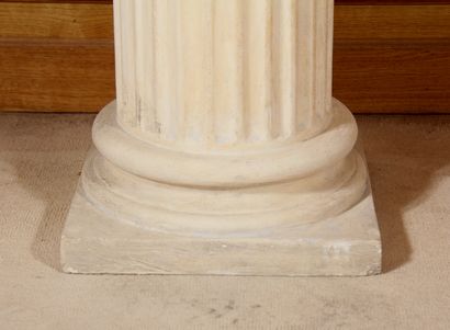 null Sellette colonne en pierre reconstituée

H : 121 L : 32 P : 32 cm. (éclats à...