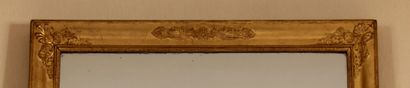 null Glace rectangulaire en bois stuqué doré ) décor de palmettes

120 x 97 cm. (éclats...