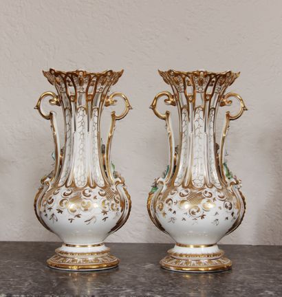 null Paire de vases ajourée sur piédouche en porcelaine blanche et dorée, à deux...