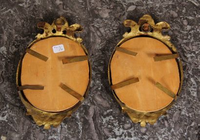 null A pair of small oval bronze mirrors with rocaille decoration

24 x 15 cm.