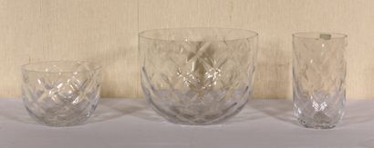 null KOSTA BODA

Two transparent glass bowls and vase with crosillions decoration,...