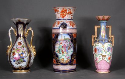 null Lot de trois vases :

- vase rouleau à col évasé en porcelaine polychrome à...