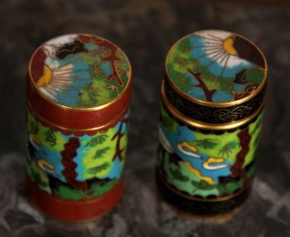 null Ten small cloisonné metal covered boxes, modern China

H : 8 cm.