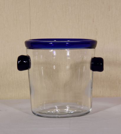 null Bottle bucket with handles in transparent and blue glass.

H: 17 D: 21 cm.