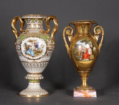 null Lot de deux vases :

- un vase Médicis à deux anses en porcelaine polychrome...