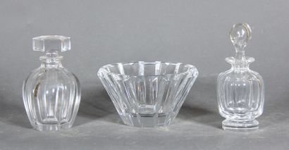 null BACCARAT - SAINT LOUIS

Two covered bottles and a cut crystal cup, signed.