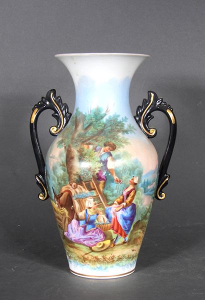 null Vase balustre à deux anses en porcelaine polychrome à décor de cueillette de...