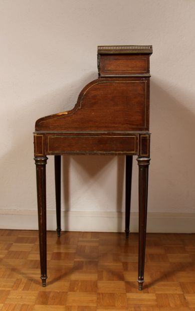 null Mahogany veneered donkey's back desk, marble top with openwork brass gallery,...