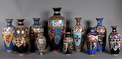 null Lot of ten cloisonné metal vases with stylized animals and flowers. 

Modern...