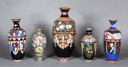 null Lot de dix vases en métal cloisonnés, dépareillés à décor d'animaux et fleurs...