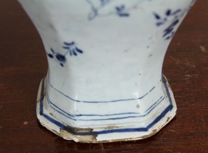 null Lot en céramique :

- paire de bougeoirs en faïence blanc-bleu, H : 32,5 cm....