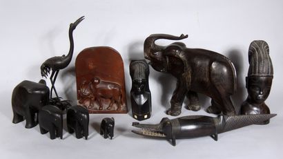 null Wood and metal travel souvenir trinkets