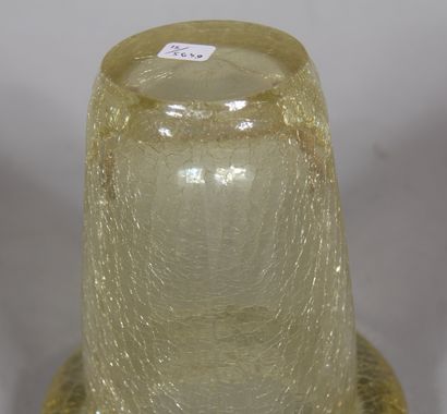 null Vase polylobé à bordure évasé en verre transparent craquelé jaune.

H : 22 cm....
